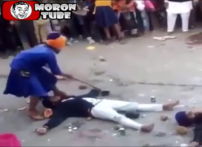 Video :He is struck in the head with a sledgehammer!
